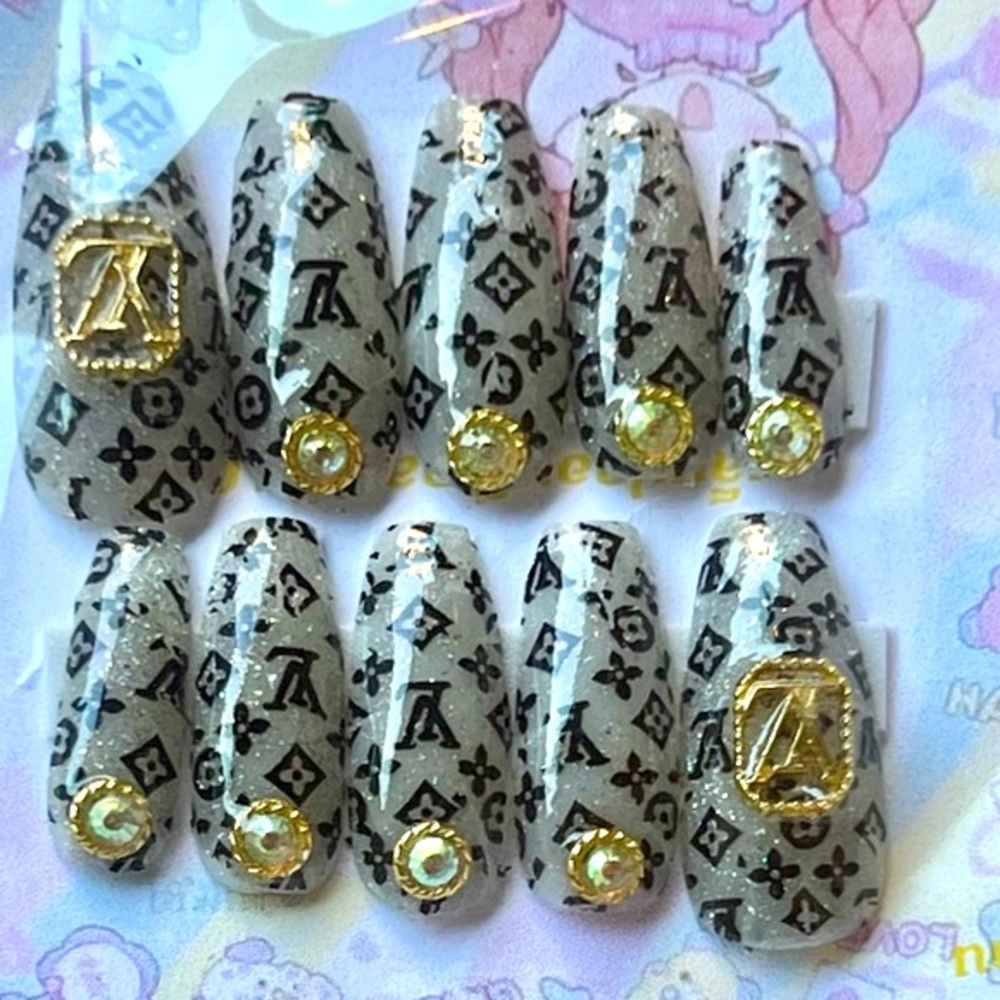 Handmade glue on nails
